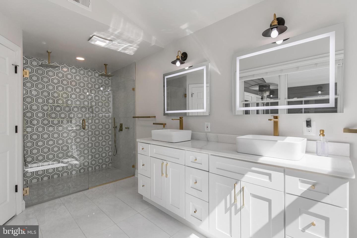 10217 LAWYERS RD, VIENNA, Virginia 22181, 4 Bedrooms Bedrooms, ,4 BathroomsBathrooms,Residential,For sale,10217 LAWYERS RD,VAFX2235354 MLS # VAFX2235354