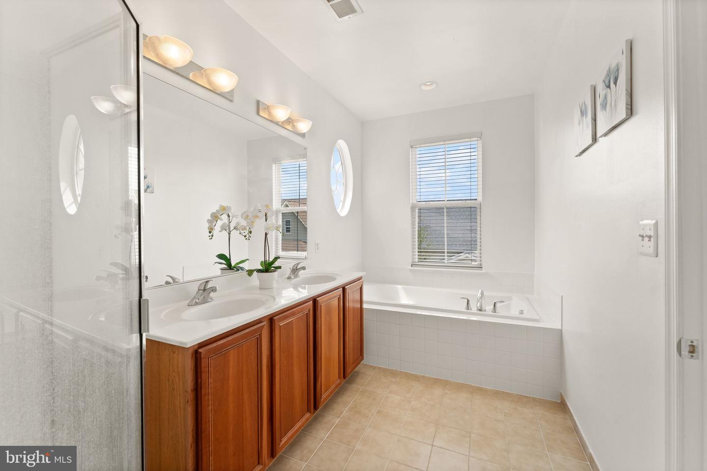 17435 LETHRIDGE CIR, ROUND HILL, Virginia 20141, 5 Bedrooms Bedrooms, ,4 BathroomsBathrooms,Residential,For sale,17435 LETHRIDGE CIR,VALO2094480 MLS # VALO2094480