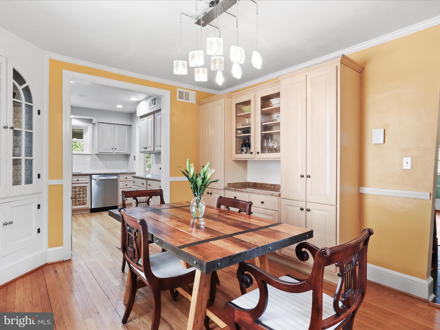 5929 WASHINGTON BLVD, ARLINGTON, Virginia 22205, 2 Bedrooms Bedrooms, ,2 BathroomsBathrooms,Residential,For sale,5929 WASHINGTON BLVD,VAAR2056772 MLS # VAAR2056772