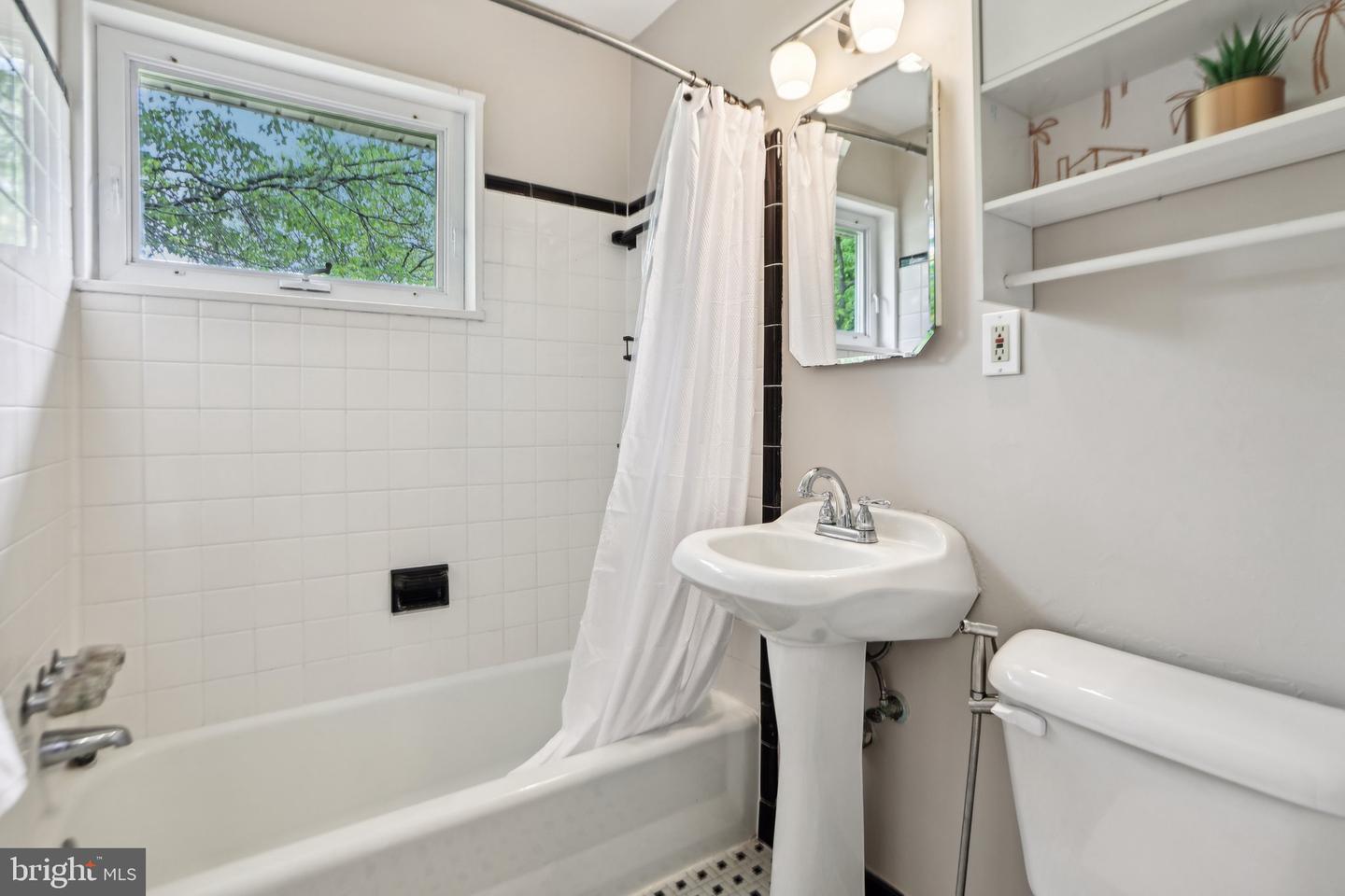 6126 HILLVIEW AVE, ALEXANDRIA, Virginia 22310, 4 Bedrooms Bedrooms, ,2 BathroomsBathrooms,Residential,For sale,6126 HILLVIEW AVE,VAFX2237630 MLS # VAFX2237630