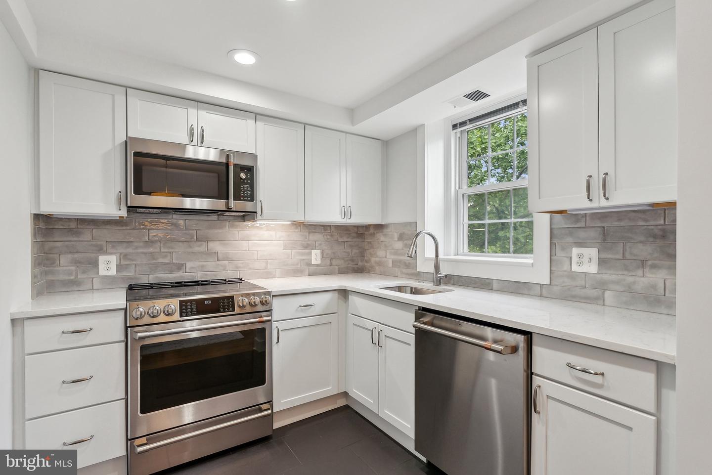 3031 S COLUMBUS ST #C2, ARLINGTON, Virginia 22206, 2 Bedrooms Bedrooms, ,1 BathroomBathrooms,Residential,For sale,3031 S COLUMBUS ST #C2,VAAR2056820 MLS # VAAR2056820