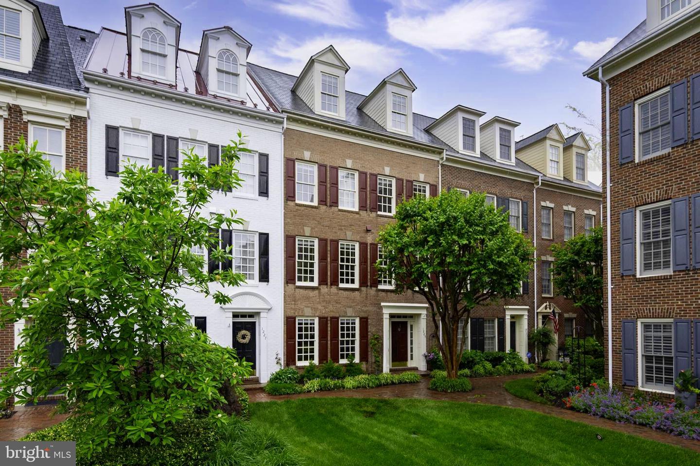 1225 ROUNDHOUSE LN, ALEXANDRIA, Virginia 22314, 3 Bedrooms Bedrooms, ,3 BathroomsBathrooms,Residential,For sale,1225 ROUNDHOUSE LN,VAAX2045010 MLS # VAAX2045010