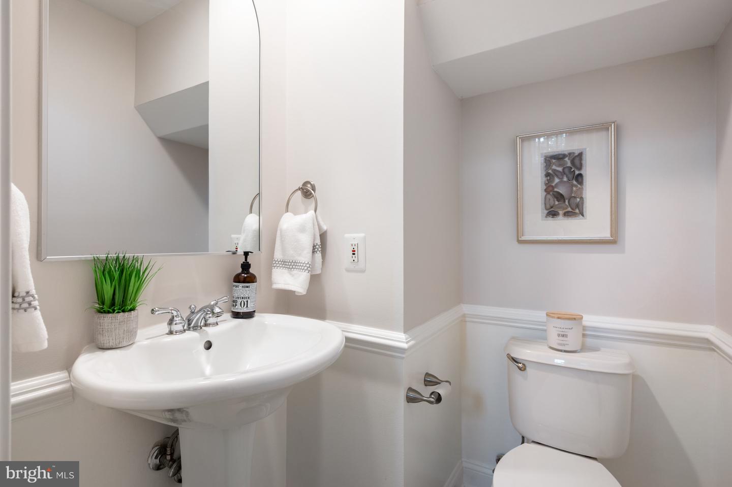 1225 ROUNDHOUSE LN, ALEXANDRIA, Virginia 22314, 3 Bedrooms Bedrooms, ,3 BathroomsBathrooms,Residential,For sale,1225 ROUNDHOUSE LN,VAAX2045010 MLS # VAAX2045010