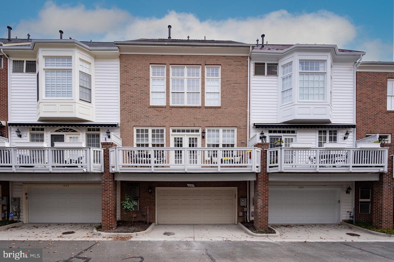 1225 ROUNDHOUSE LN, ALEXANDRIA, Virginia 22314, 3 Bedrooms Bedrooms, ,3 BathroomsBathrooms,Residential,For sale,1225 ROUNDHOUSE LN,VAAX2045010 MLS # VAAX2045010