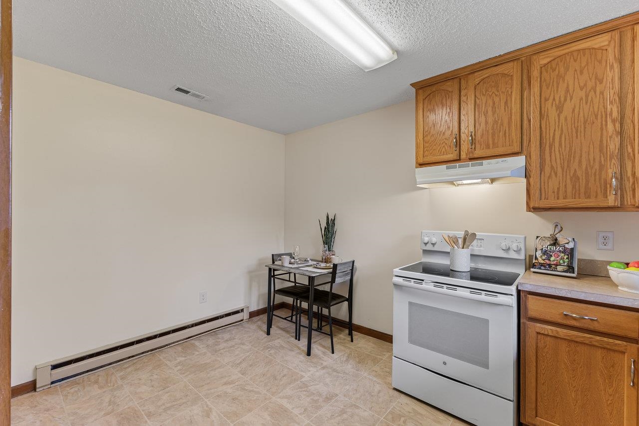Eat-in kitchen with enclosed laundry closet