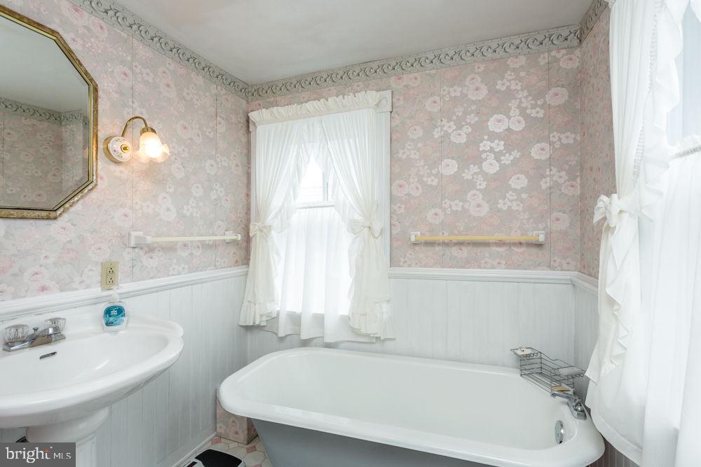 121 S CENTRAL ST, BROADWAY, Virginia 22815, 4 Bedrooms Bedrooms, ,2 BathroomsBathrooms,Residential,For sale,121 S CENTRAL ST,VARO2002304 MLS # VARO2002304