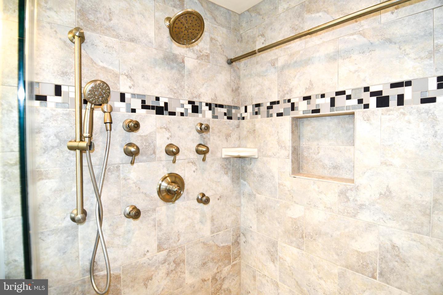 4404 TULIP TREE CT, CHANTILLY, Virginia 20151, 5 Bedrooms Bedrooms, ,3 BathroomsBathrooms,Residential,For sale,4404 TULIP TREE CT,VAFX2226816 MLS # VAFX2226816
