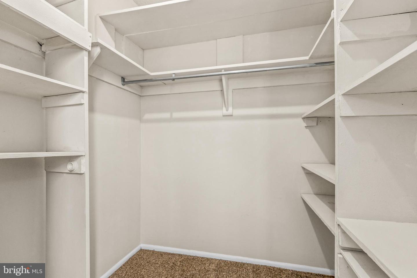 4600 S FOUR MILE RUN DR #1142, ARLINGTON, Virginia 22204, 1 Bedroom Bedrooms, ,1 BathroomBathrooms,Residential,For sale,4600 S FOUR MILE RUN DR #1142,VAAR2054540 MLS # VAAR2054540