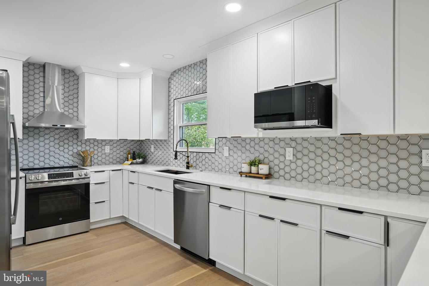7434 MASON LN, FALLS CHURCH, Virginia 22042, 5 Bedrooms Bedrooms, ,5 BathroomsBathrooms,Residential,For sale,7434 MASON LN,VAFX2230540 MLS # VAFX2230540