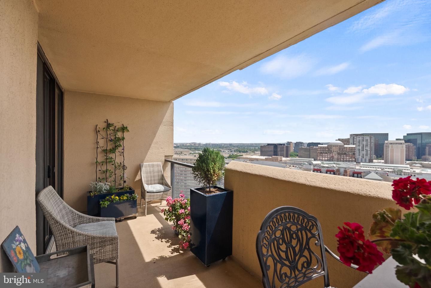 1101 S ARLINGTON RIDGE RD #1107, ARLINGTON, Virginia 22202, 2 Bedrooms Bedrooms, 8 Rooms Rooms,2 BathroomsBathrooms,Residential,For sale,1101 S ARLINGTON RIDGE RD #1107,VAAR2056950 MLS # VAAR2056950