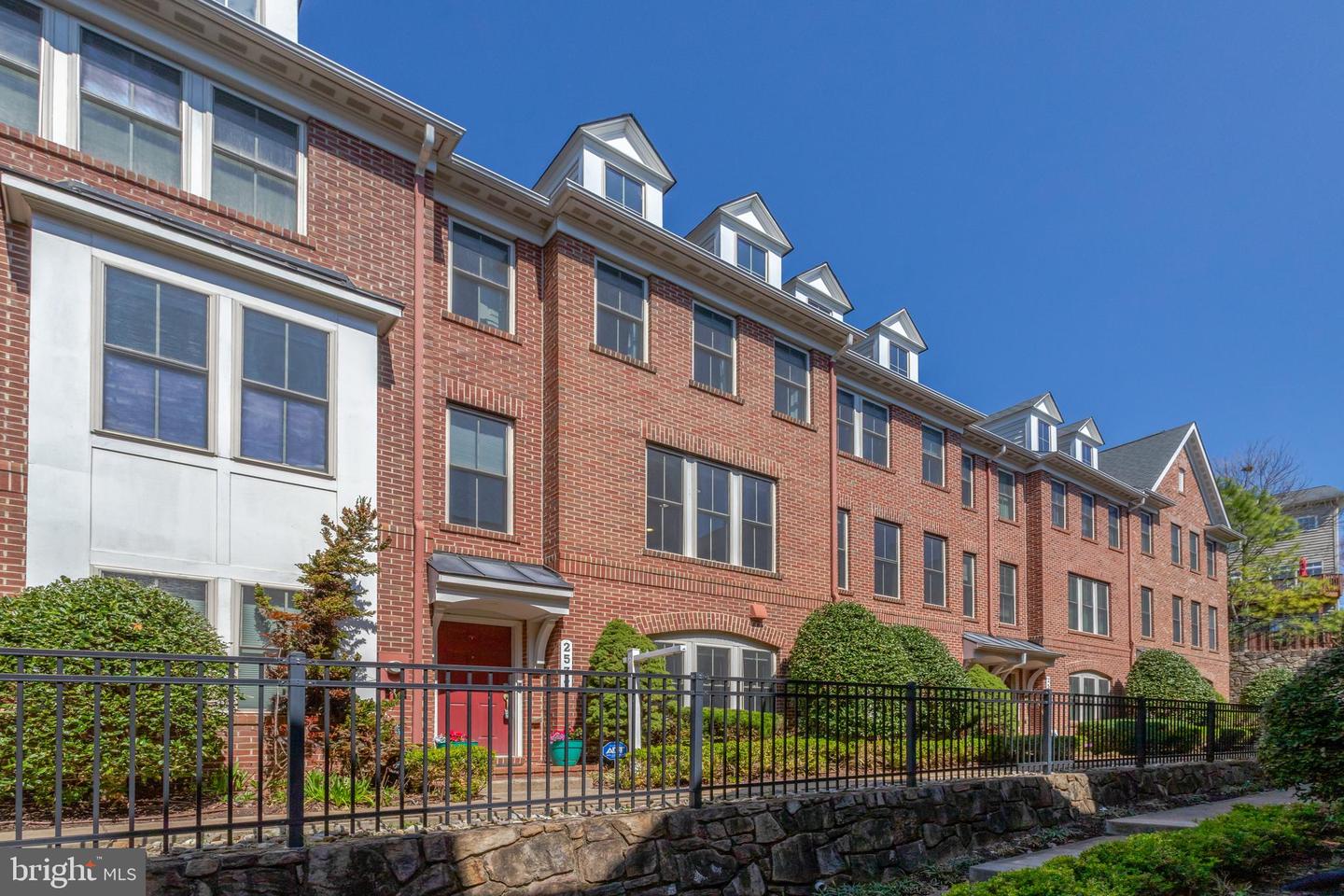 2537 S KENMORE CT, ARLINGTON, Virginia 22206, 3 Bedrooms Bedrooms, ,3 BathroomsBathrooms,Residential,For sale,2537 S KENMORE CT,VAAR2054740 MLS # VAAR2054740