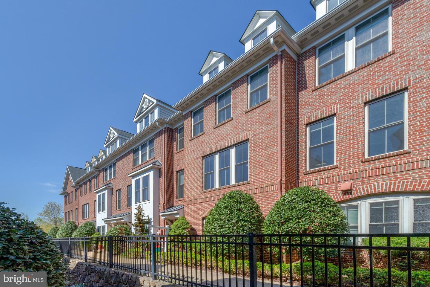 2537 S KENMORE CT, ARLINGTON, Virginia 22206, 3 Bedrooms Bedrooms, ,3 BathroomsBathrooms,Residential,For sale,2537 S KENMORE CT,VAAR2054740 MLS # VAAR2054740