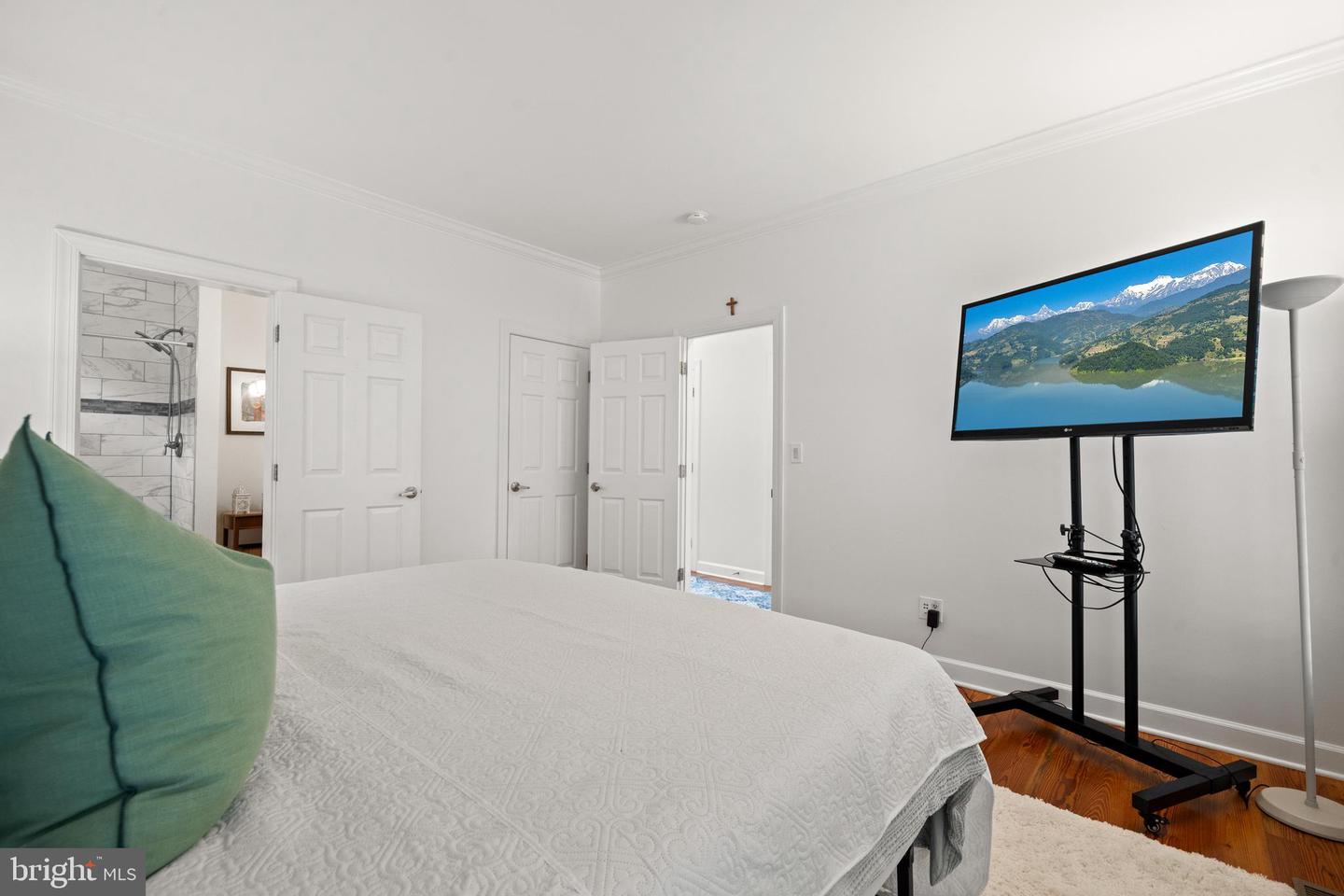 1620 N GEORGE MASON DR, ARLINGTON, Virginia 22205, 6 Bedrooms Bedrooms, 5 Rooms Rooms,4 BathroomsBathrooms,Residential,For sale,1620 N GEORGE MASON DR,VAAR2055494 MLS # VAAR2055494