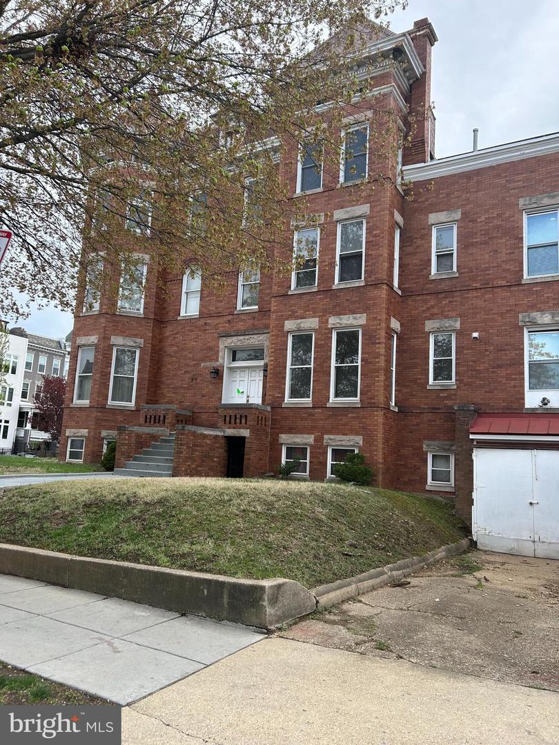 1300 GIRARD ST NW, WASHINGTON, District Of Columbia 20009, 4 Bedrooms Bedrooms, ,2 BathroomsBathrooms,Residential,For sale,1300 GIRARD ST NW,DCDC2194006 MLS # DCDC2194006
