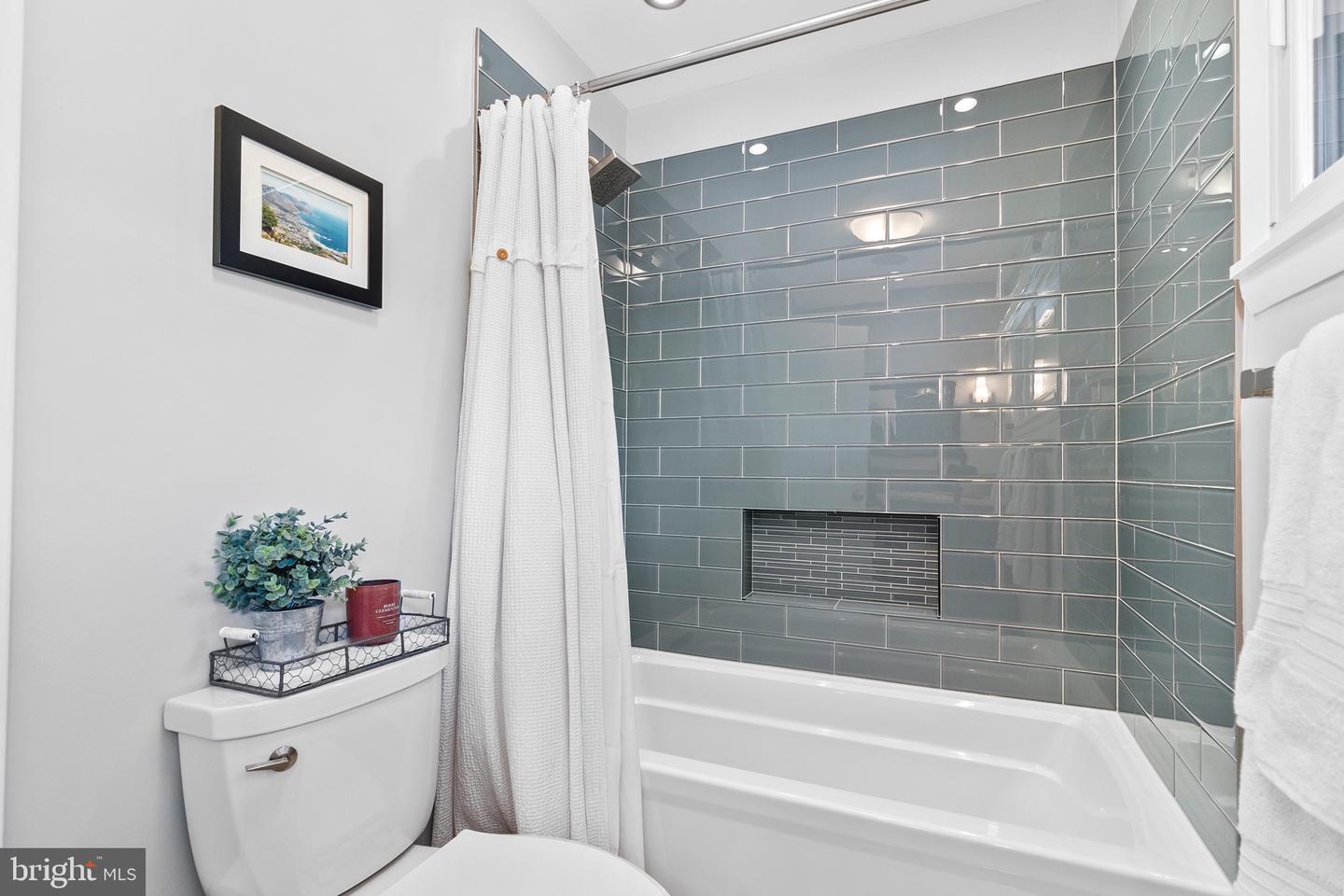 3428 EXECUTIVE AVE, FALLS CHURCH, Virginia 22042, 3 Bedrooms Bedrooms, ,2 BathroomsBathrooms,Residential,For sale,3428 EXECUTIVE AVE,VAFX2235330 MLS # VAFX2235330