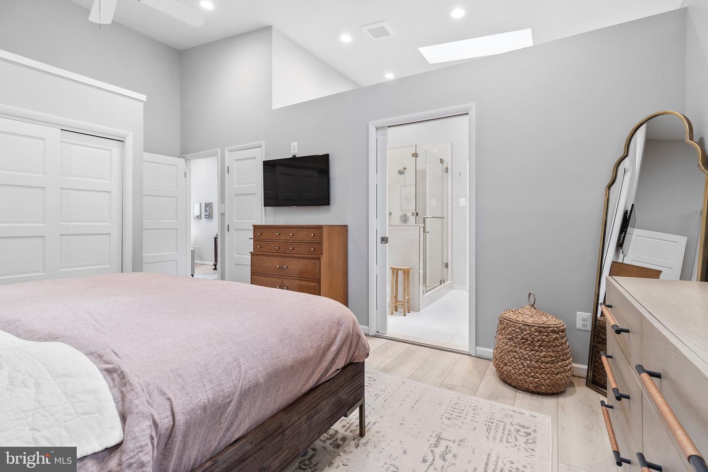 3428 EXECUTIVE AVE, FALLS CHURCH, Virginia 22042, 3 Bedrooms Bedrooms, ,2 BathroomsBathrooms,Residential,For sale,3428 EXECUTIVE AVE,VAFX2235330 MLS # VAFX2235330