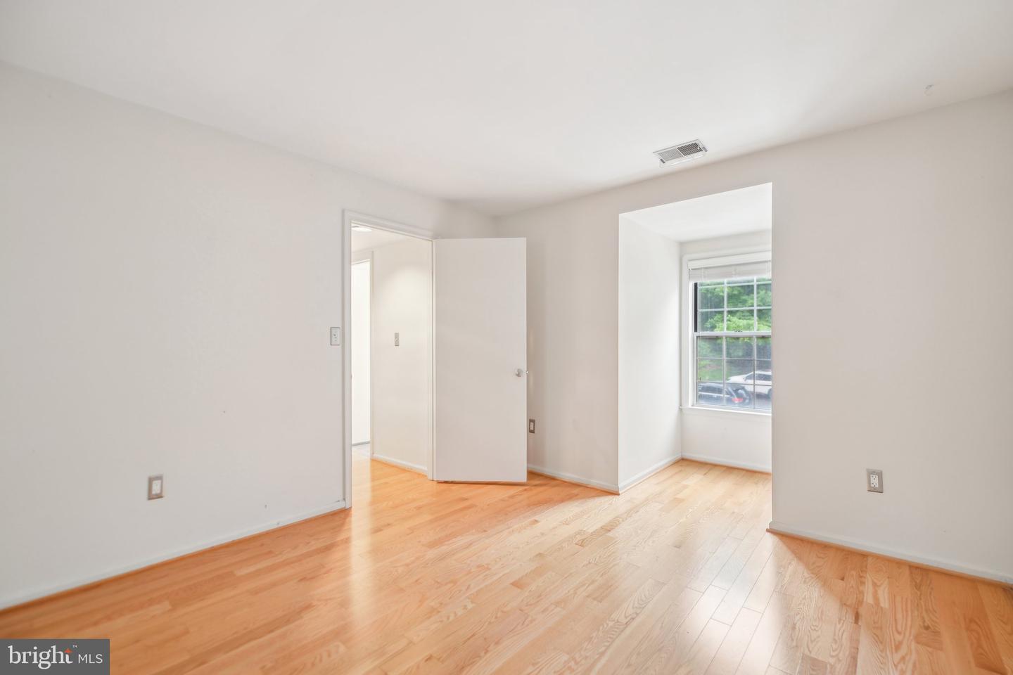 2921-F S WOODLEY ST, ARLINGTON, Virginia 22206, 2 Bedrooms Bedrooms, ,1 BathroomBathrooms,Residential,For sale,2921-F S WOODLEY ST,VAAR2056874 MLS # VAAR2056874