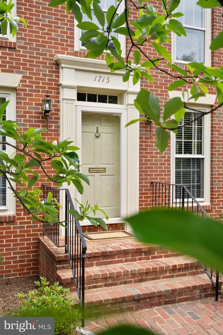 1715 N EDGEWOOD ST, ARLINGTON, Virginia 22201, 4 Bedrooms Bedrooms, ,3 BathroomsBathrooms,Residential,For sale,1715 N EDGEWOOD ST,VAAR2057232 MLS # VAAR2057232