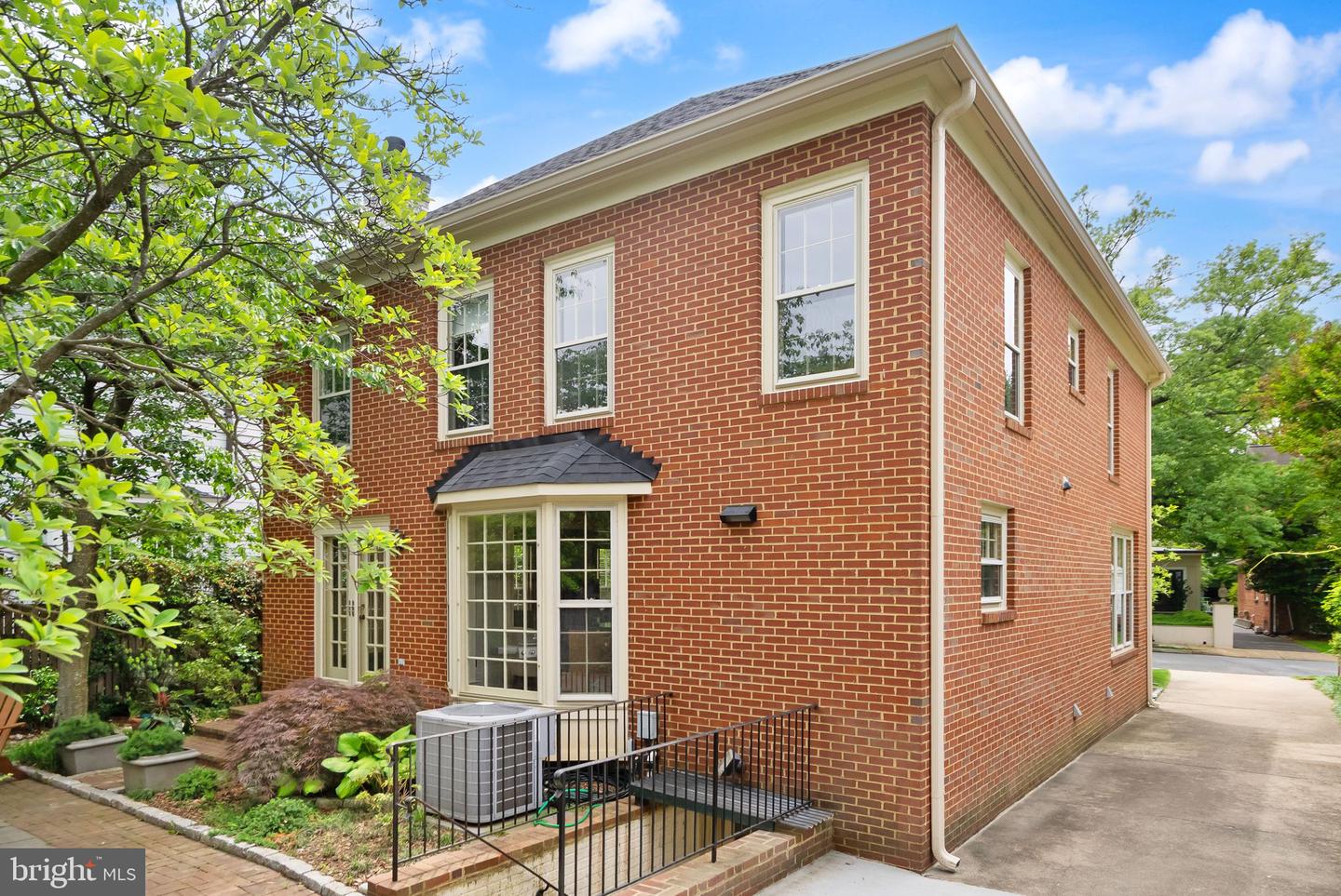 1715 N EDGEWOOD ST, ARLINGTON, Virginia 22201, 4 Bedrooms Bedrooms, ,3 BathroomsBathrooms,Residential,For sale,1715 N EDGEWOOD ST,VAAR2057232 MLS # VAAR2057232