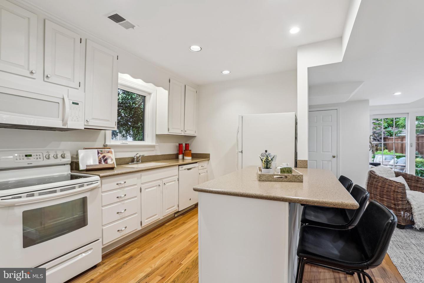 104 E OXFORD AVE, ALEXANDRIA, Virginia 22301, 2 Bedrooms Bedrooms, ,2 BathroomsBathrooms,Residential,For sale,104 E OXFORD AVE,VAAX2045182 MLS # VAAX2045182
