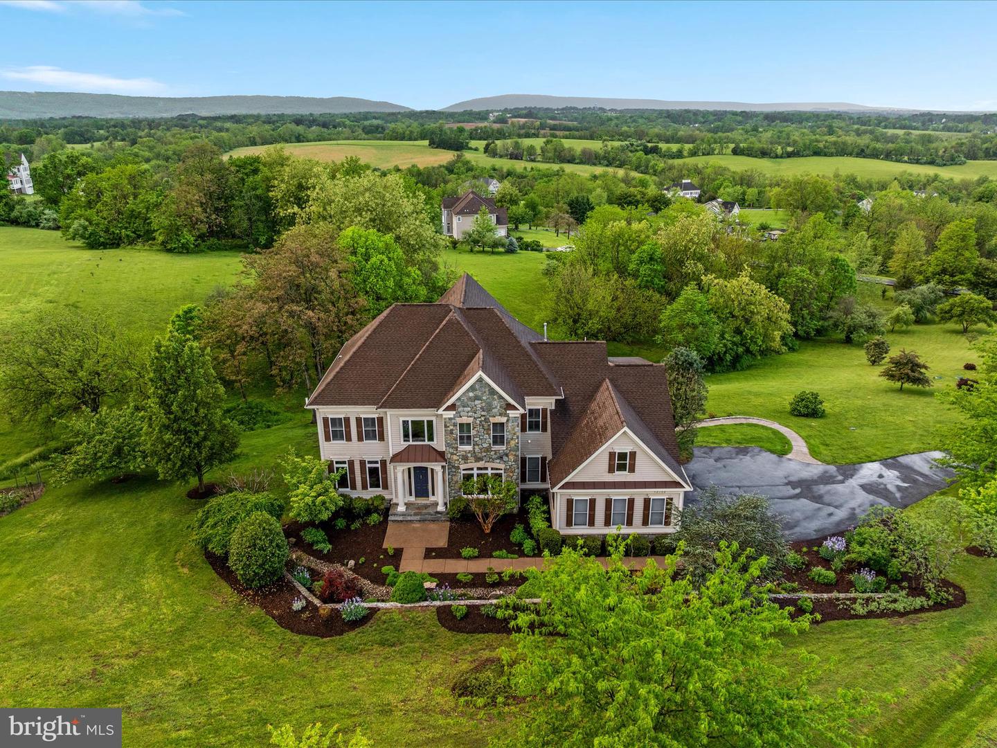 12752 APRIL CIR, LOVETTSVILLE, Virginia 20180, 7 Bedrooms Bedrooms, ,4 BathroomsBathrooms,Residential,For sale,12752 APRIL CIR,VALO2096186 MLS # VALO2096186
