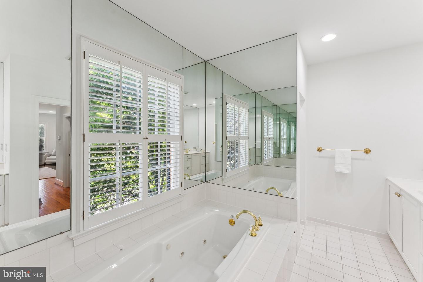 4819 FOXHALL CRES NW, WASHINGTON, District Of Columbia 20007, 5 Bedrooms Bedrooms, ,4 BathroomsBathrooms,Residential,For sale,4819 FOXHALL CRES NW,DCDC2200580 MLS # DCDC2200580