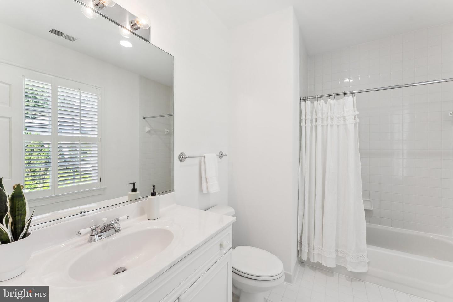 4819 FOXHALL CRES NW, WASHINGTON, District Of Columbia 20007, 5 Bedrooms Bedrooms, ,4 BathroomsBathrooms,Residential,For sale,4819 FOXHALL CRES NW,DCDC2200580 MLS # DCDC2200580
