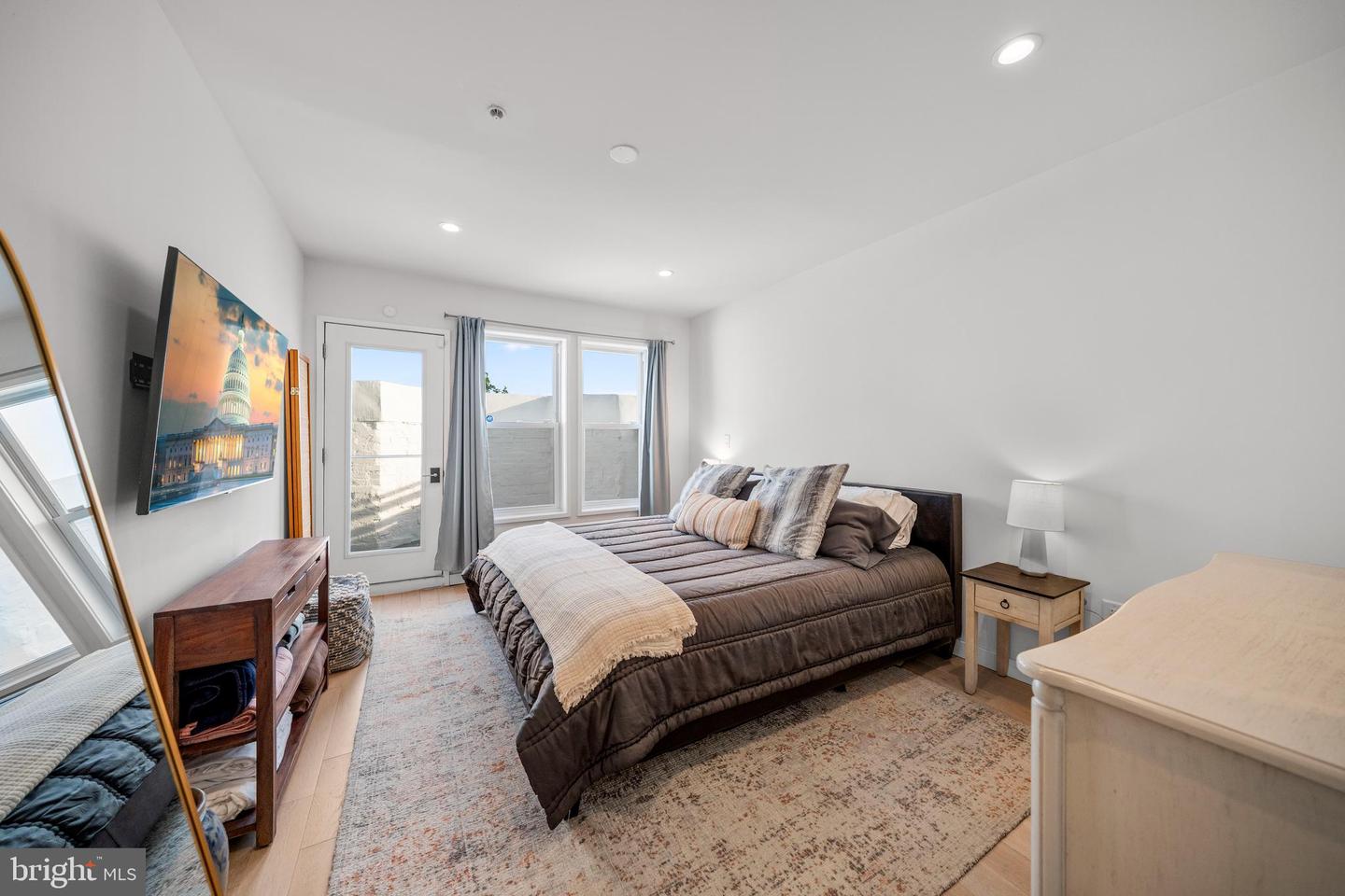 731 FAIRMONT ST NW #2, WASHINGTON, District Of Columbia 20001, 3 Bedrooms Bedrooms, 5 Rooms Rooms,3 BathroomsBathrooms,Residential,For sale,731 FAIRMONT ST NW #2,DCDC2200780 MLS # DCDC2200780
