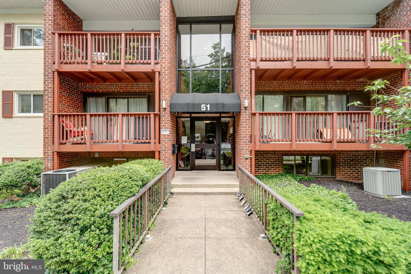 51 SKYHILL RD #202, ALEXANDRIA, Virginia 22314, 3 Bedrooms Bedrooms, ,2 BathroomsBathrooms,Residential,For sale,51 SKYHILL RD #202,VAAX2045374 MLS # VAAX2045374