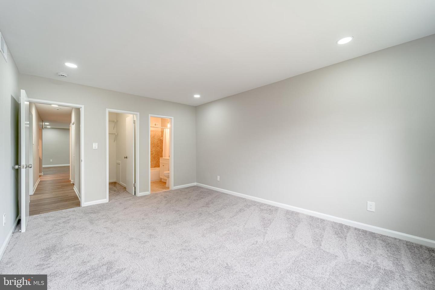 51 SKYHILL RD #202, ALEXANDRIA, Virginia 22314, 3 Bedrooms Bedrooms, ,2 BathroomsBathrooms,Residential,For sale,51 SKYHILL RD #202,VAAX2045374 MLS # VAAX2045374