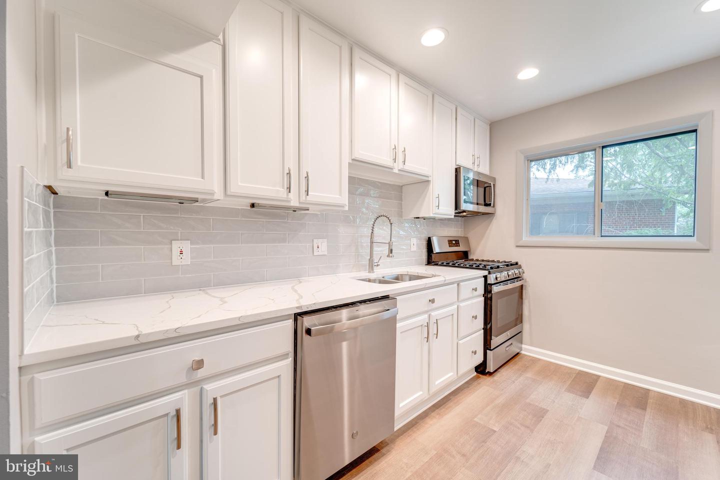 51 SKYHILL RD #202, ALEXANDRIA, Virginia 22314, 3 Bedrooms Bedrooms, ,2 BathroomsBathrooms,Residential,For sale,51 SKYHILL RD #202,VAAX2045374 MLS # VAAX2045374