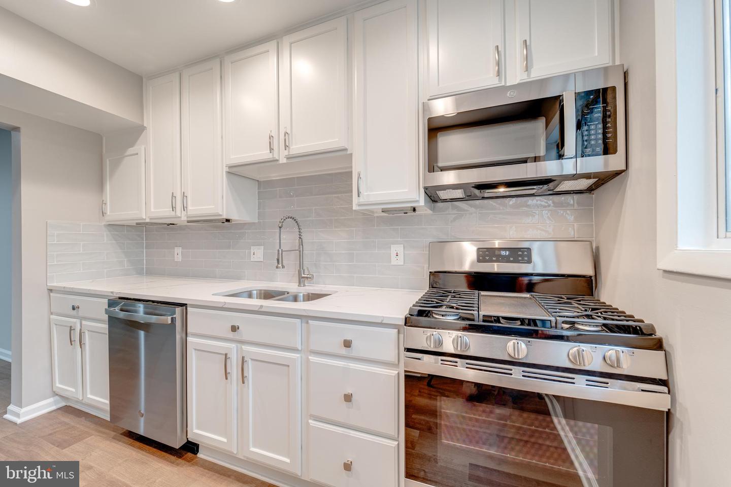 51 SKYHILL RD #202, ALEXANDRIA, Virginia 22314, 3 Bedrooms Bedrooms, ,2 BathroomsBathrooms,Residential,For sale,51 SKYHILL RD #202,VAAX2045374 MLS # VAAX2045374