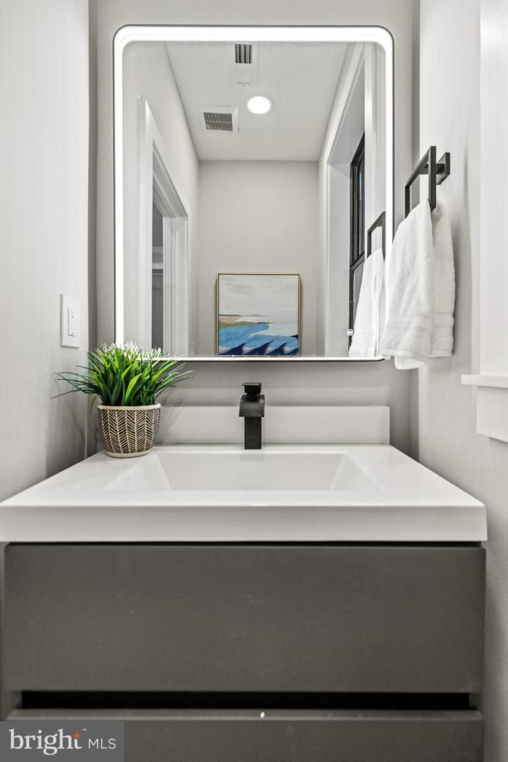 1407 1ST ST NW #1, WASHINGTON, District Of Columbia 20001, 3 Bedrooms Bedrooms, ,2 BathroomsBathrooms,Residential,For sale,1407 1ST ST NW #1,DCDC2200840 MLS # DCDC2200840