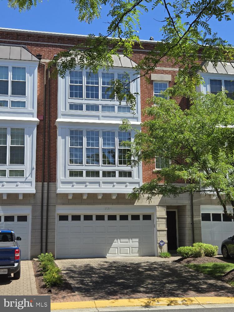 12121 KINSLEY PL, RESTON, Virginia 20190, 3 Bedrooms Bedrooms, 9 Rooms Rooms,3 BathroomsBathrooms,Residential,For sale,12121 KINSLEY PL,VAFX2241096 MLS # VAFX2241096