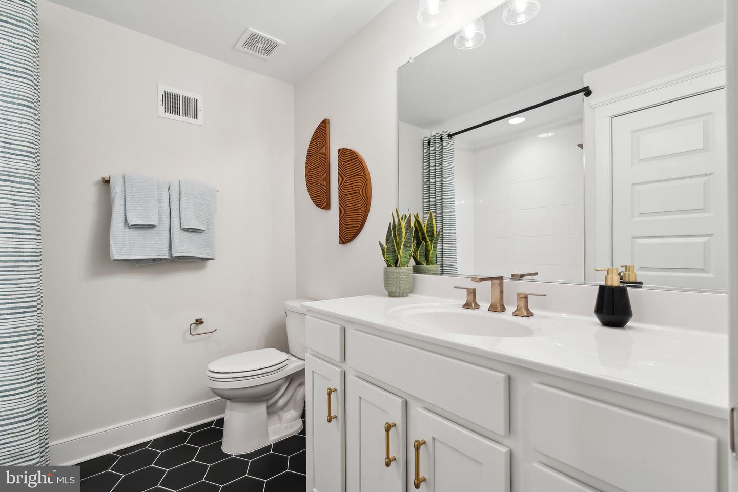 1017 WAGTAIL LN, WINCHESTER, Virginia 22603, 5 Bedrooms Bedrooms, ,4 BathroomsBathrooms,Residential,For sale,1017 WAGTAIL LN,VAFV2034206 MLS # VAFV2034206