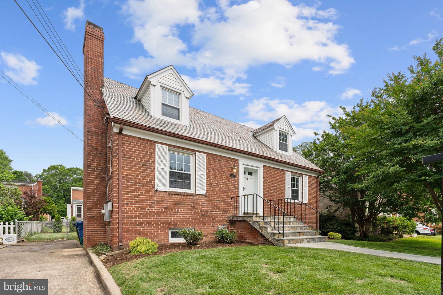 1725 OAKCREST DR, ALEXANDRIA, Virginia 22302, 3 Bedrooms Bedrooms, ,2 BathroomsBathrooms,Residential,For sale,1725 OAKCREST DR,VAAX2045412 MLS # VAAX2045412