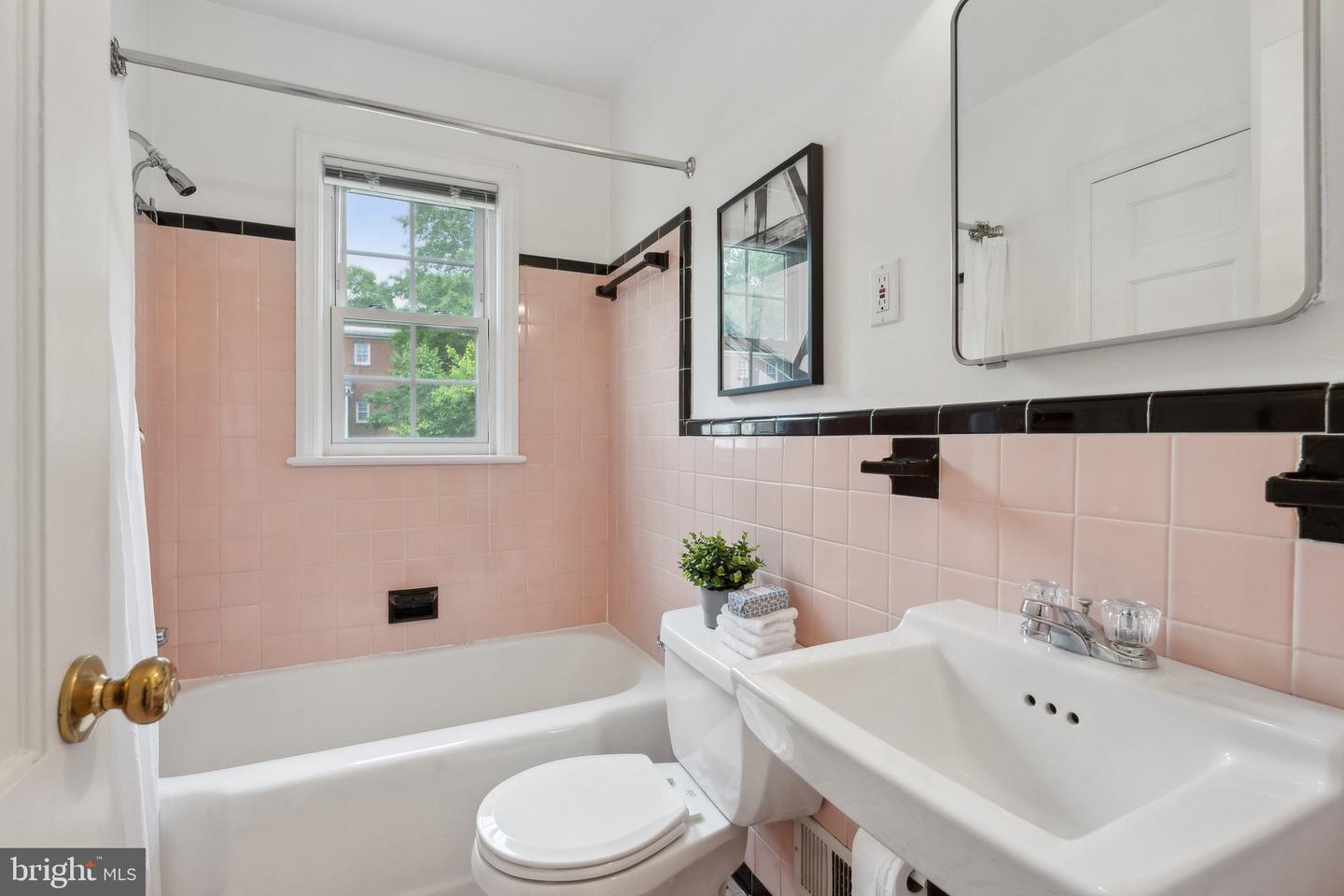 1725 OAKCREST DR, ALEXANDRIA, Virginia 22302, 3 Bedrooms Bedrooms, ,2 BathroomsBathrooms,Residential,For sale,1725 OAKCREST DR,VAAX2045412 MLS # VAAX2045412