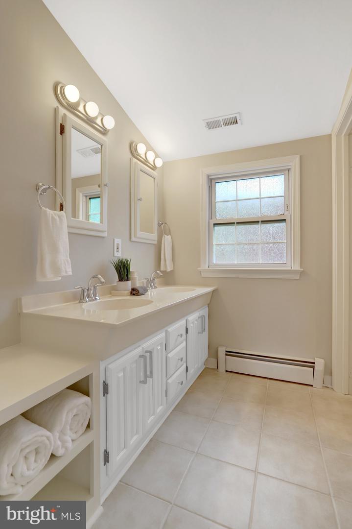1600 N TAYLOR ST, ARLINGTON, Virginia 22207, 4 Bedrooms Bedrooms, ,3 BathroomsBathrooms,Residential,For sale,1600 N TAYLOR ST,VAAR2054654 MLS # VAAR2054654