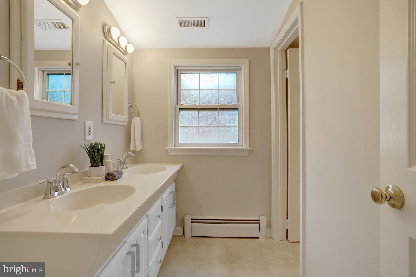 1600 N TAYLOR ST, ARLINGTON, Virginia 22207, 4 Bedrooms Bedrooms, ,3 BathroomsBathrooms,Residential,For sale,1600 N TAYLOR ST,VAAR2054654 MLS # VAAR2054654