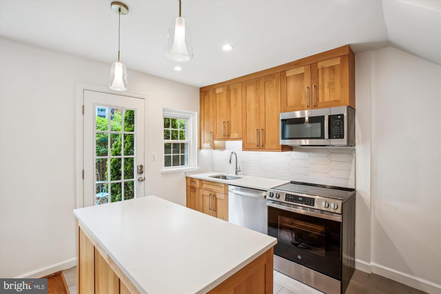 2858 S ABINGDON ST, ARLINGTON, Virginia 22206, 2 Bedrooms Bedrooms, ,2 BathroomsBathrooms,Residential,For sale,2858 S ABINGDON ST,VAAR2054826 MLS # VAAR2054826