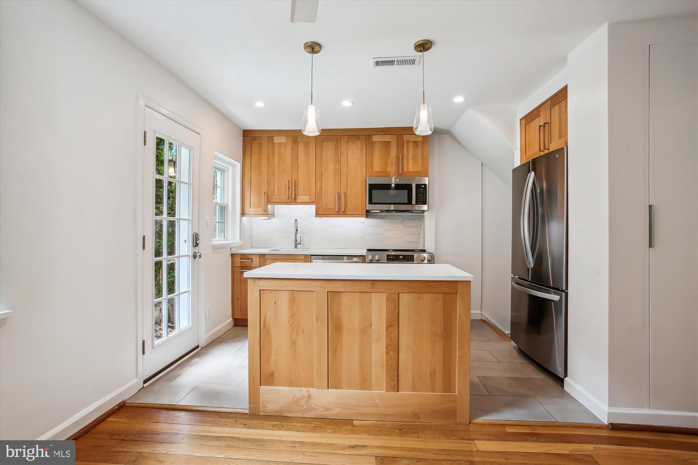 2858 S ABINGDON ST, ARLINGTON, Virginia 22206, 2 Bedrooms Bedrooms, ,2 BathroomsBathrooms,Residential,For sale,2858 S ABINGDON ST,VAAR2054826 MLS # VAAR2054826