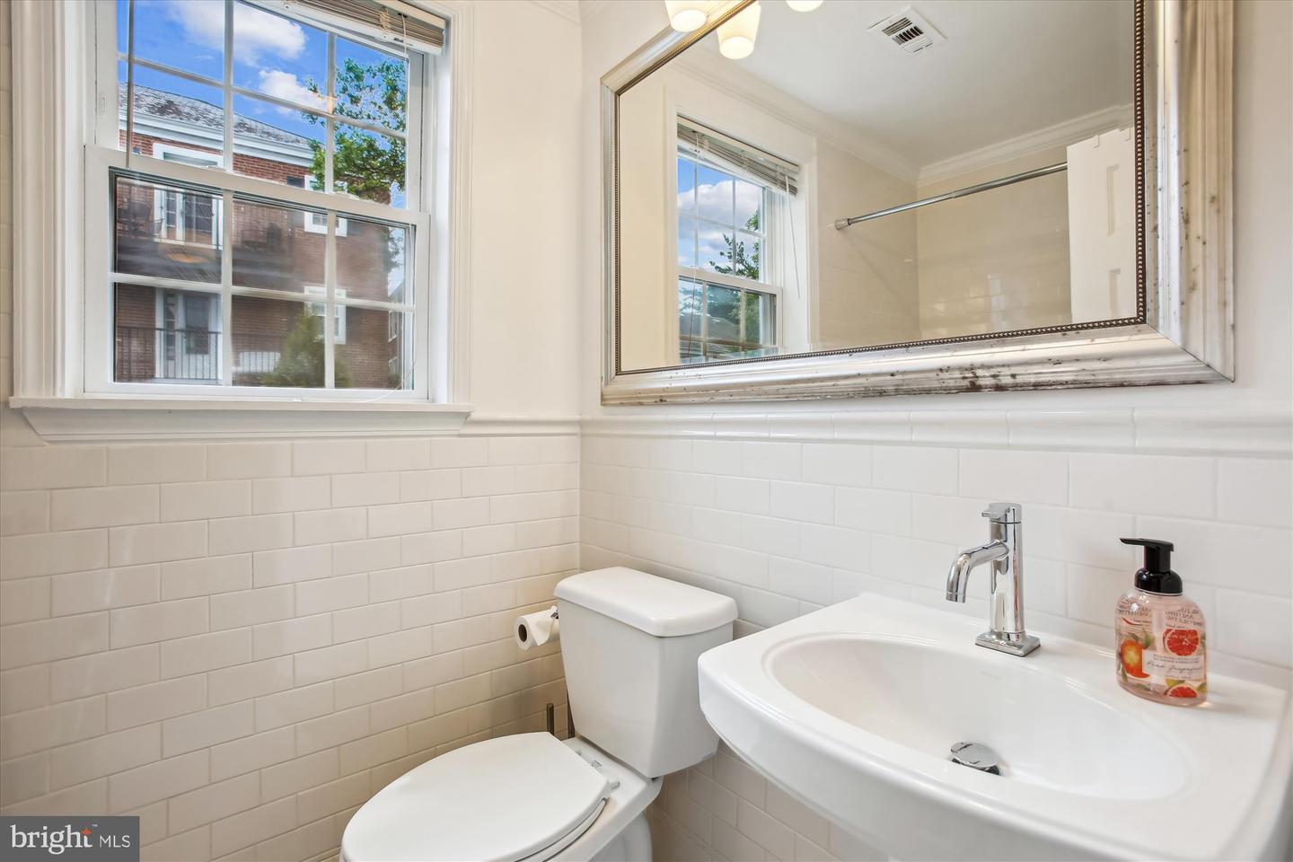 2858 S ABINGDON ST, ARLINGTON, Virginia 22206, 2 Bedrooms Bedrooms, ,2 BathroomsBathrooms,Residential,For sale,2858 S ABINGDON ST,VAAR2054826 MLS # VAAR2054826