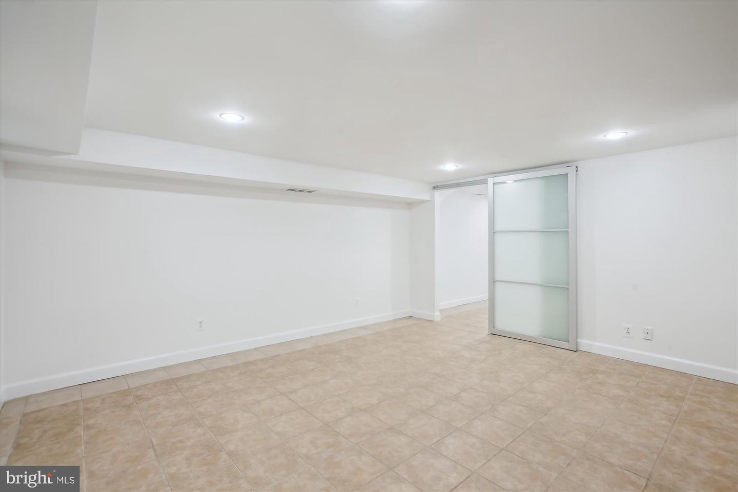 2858 S ABINGDON ST, ARLINGTON, Virginia 22206, 2 Bedrooms Bedrooms, ,2 BathroomsBathrooms,Residential,For sale,2858 S ABINGDON ST,VAAR2054826 MLS # VAAR2054826