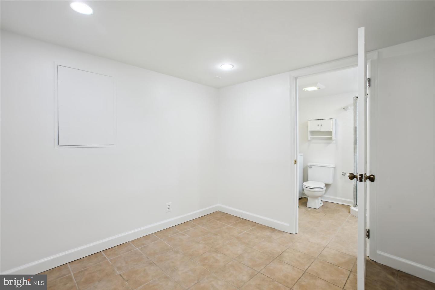 2858 S ABINGDON ST, ARLINGTON, Virginia 22206, 2 Bedrooms Bedrooms, ,2 BathroomsBathrooms,Residential,For sale,2858 S ABINGDON ST,VAAR2054826 MLS # VAAR2054826