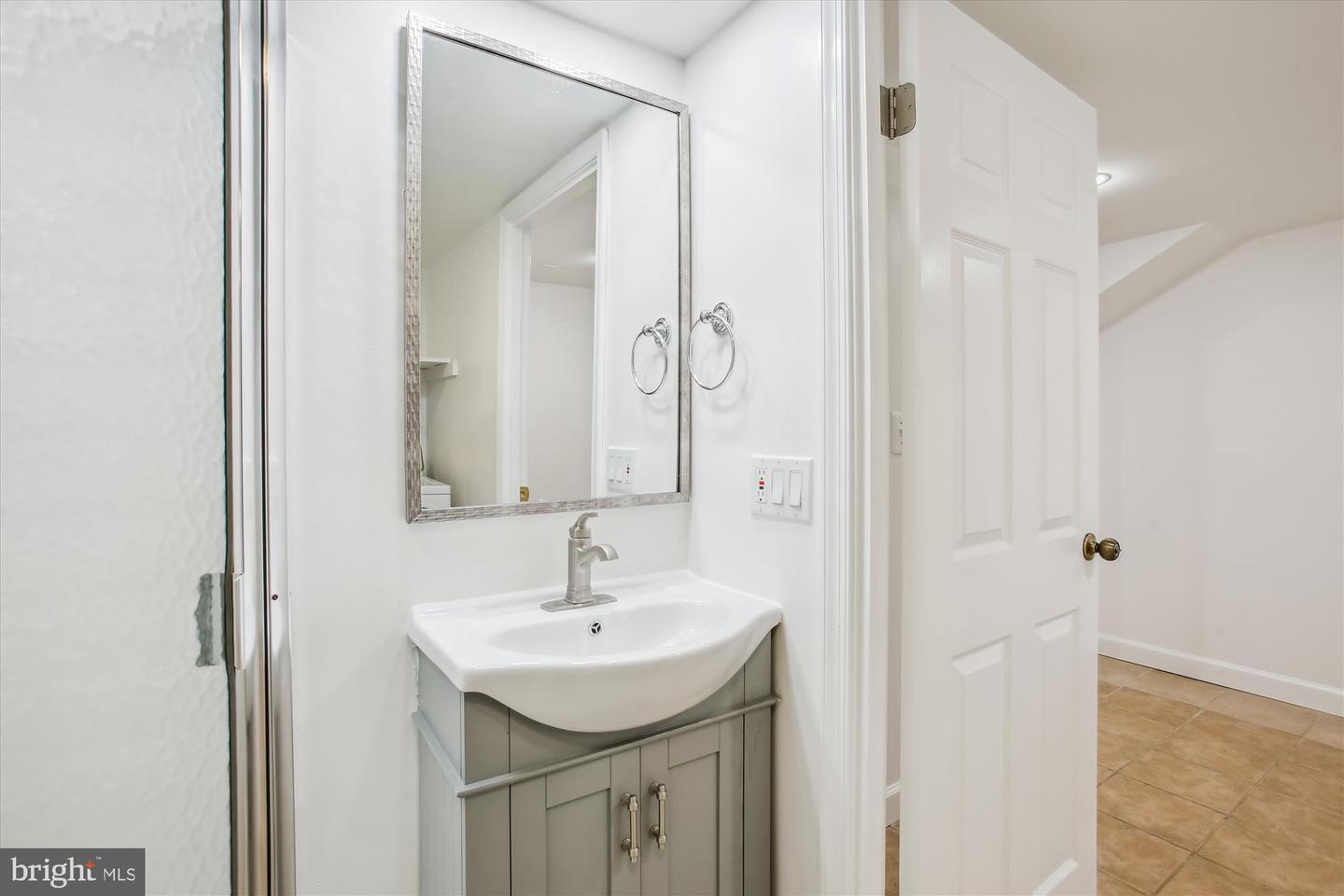 2858 S ABINGDON ST, ARLINGTON, Virginia 22206, 2 Bedrooms Bedrooms, ,2 BathroomsBathrooms,Residential,For sale,2858 S ABINGDON ST,VAAR2054826 MLS # VAAR2054826