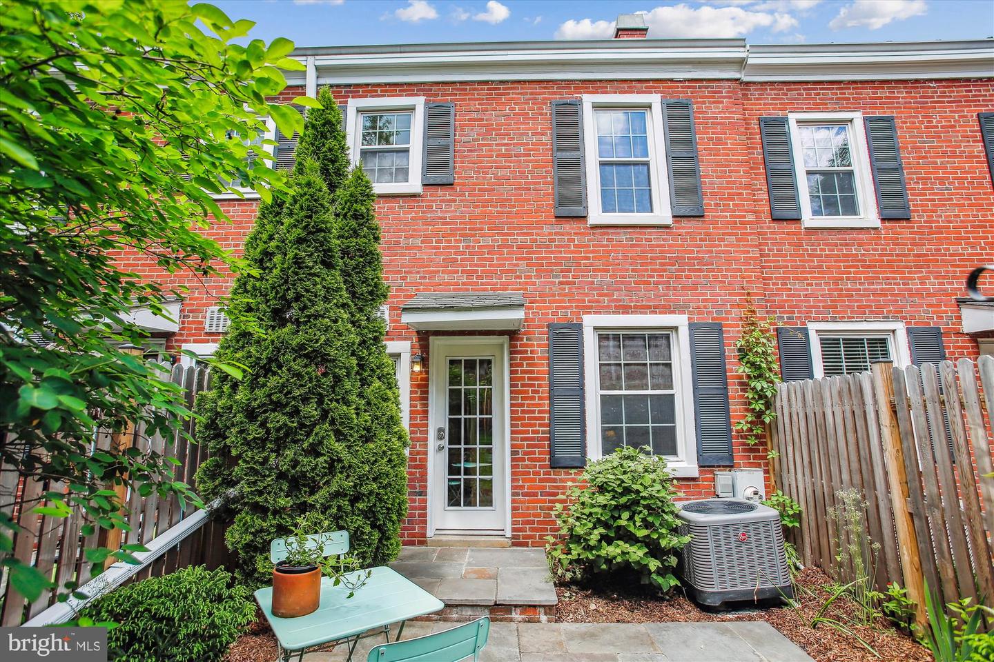 2858 S ABINGDON ST, ARLINGTON, Virginia 22206, 2 Bedrooms Bedrooms, ,2 BathroomsBathrooms,Residential,For sale,2858 S ABINGDON ST,VAAR2054826 MLS # VAAR2054826