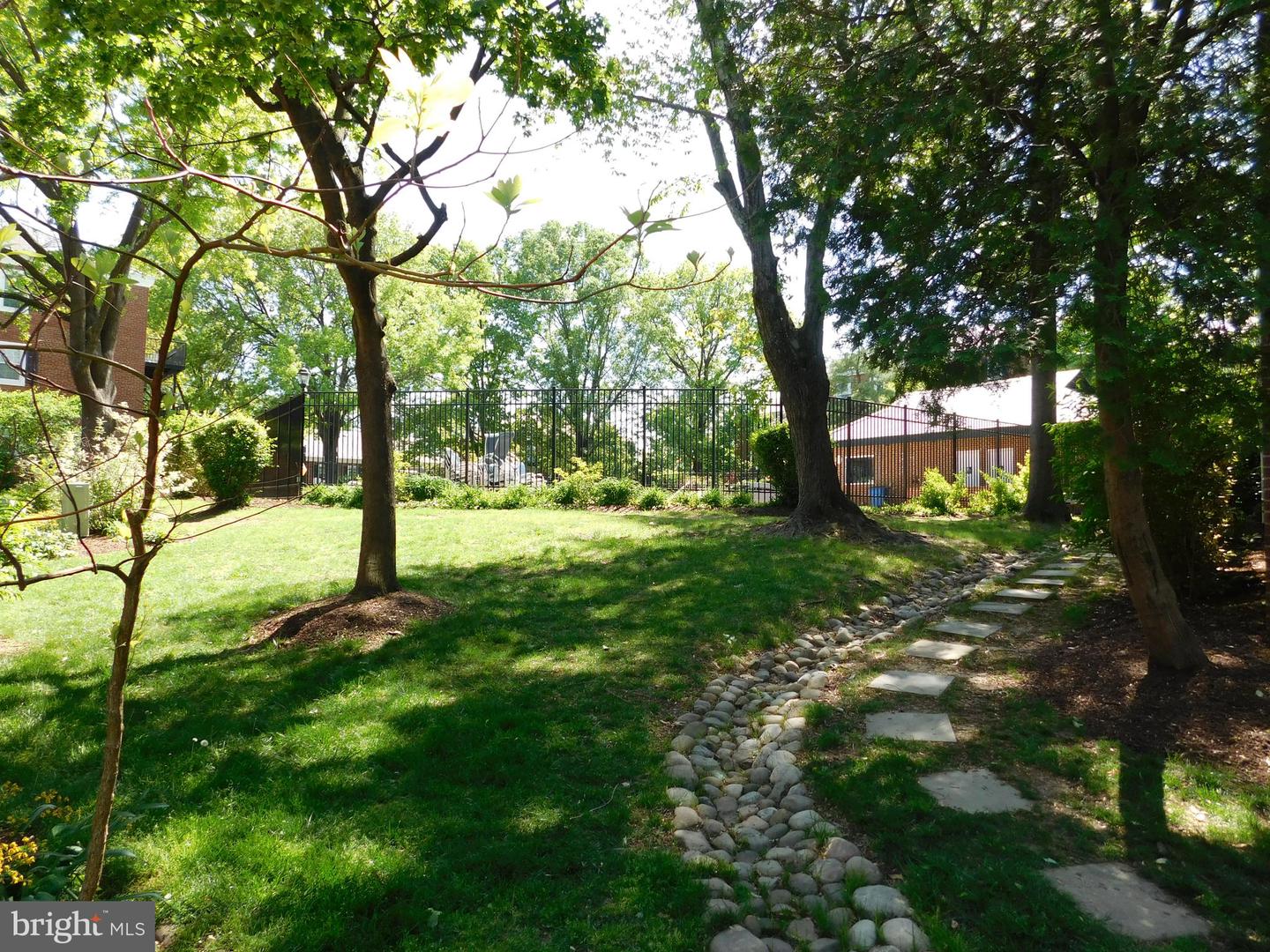 2858 S ABINGDON ST, ARLINGTON, Virginia 22206, 2 Bedrooms Bedrooms, ,2 BathroomsBathrooms,Residential,For sale,2858 S ABINGDON ST,VAAR2054826 MLS # VAAR2054826