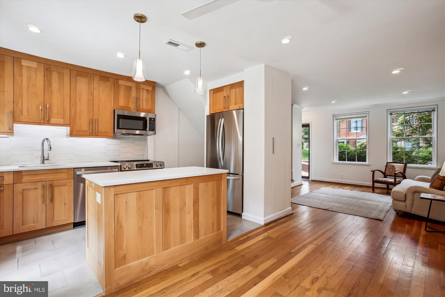 2858 S ABINGDON ST, ARLINGTON, Virginia 22206, 2 Bedrooms Bedrooms, ,2 BathroomsBathrooms,Residential,For sale,2858 S ABINGDON ST,VAAR2054826 MLS # VAAR2054826