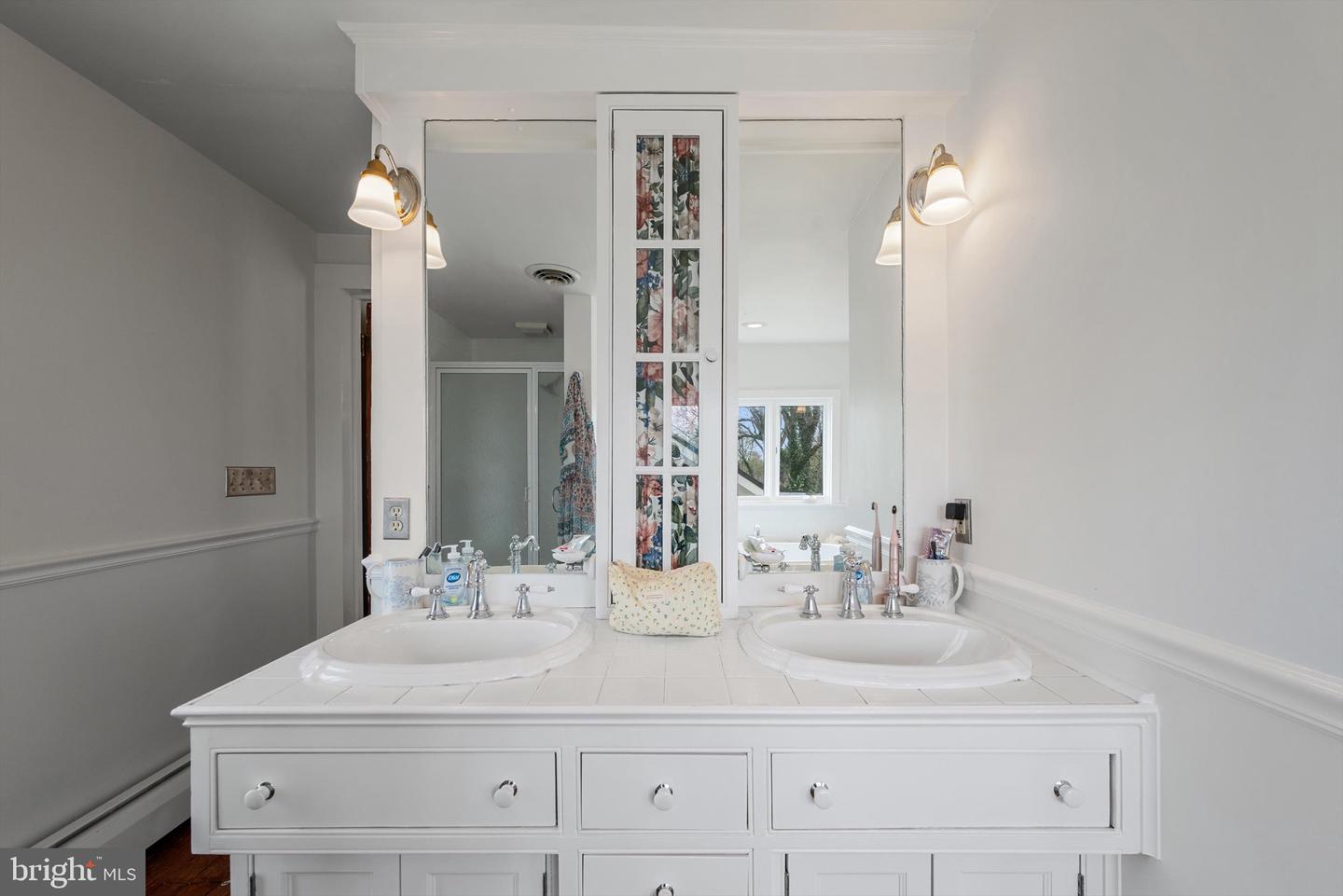 19 E LOUDOUN ST, ROUND HILL, Virginia 20141, 4 Bedrooms Bedrooms, ,3 BathroomsBathrooms,Residential,For sale,19 E LOUDOUN ST,VALO2093080 MLS # VALO2093080