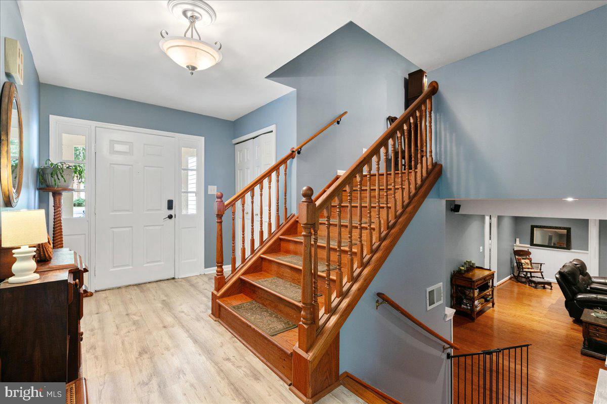 7002 BARNACLE PL, BURKE, Virginia 22015, 5 Bedrooms Bedrooms, ,3 BathroomsBathrooms,Residential,For sale,7002 BARNACLE PL,VAFX2232864 MLS # VAFX2232864